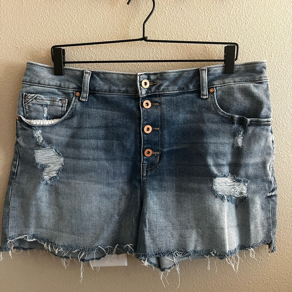 Edgely Distressed Shorts